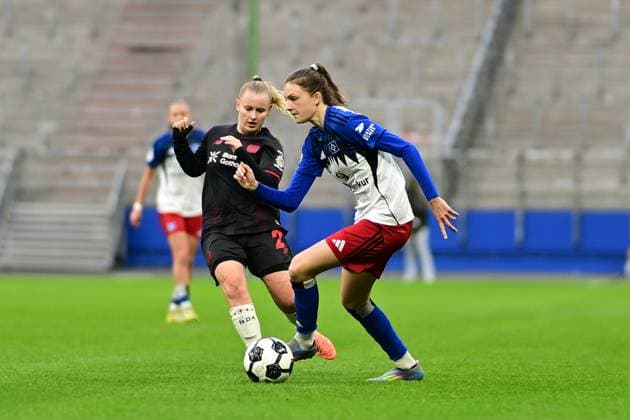 Soccer I Women I Season 2025 2026 I DFB Cup I Round of 16 I Hamburger SV Bayer 04 Leverkusen I 16 11 2025 Vanessa Fudalla 21, Bayer 04 Leverkusen Lotta Wrede 32, Hamburger SV Hamburg Volksparkstadion Hamburg Germany Copyright: xLobeca FelixxSchlikisx