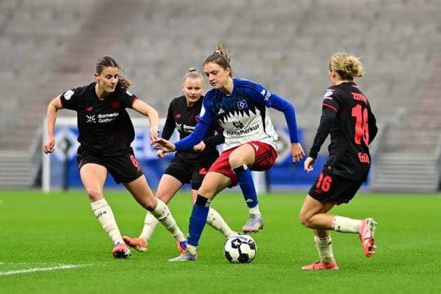 Soccer I Women I Season 2025 2026 I DFB Cup I Round of 16 I Hamburger SV Bayer 04 Leverkusen I 16 11 2025 Katharina Piljic 6, Bayer 04 Leverkusen and Sofie Lena Zdebel 16, Bayer 04 Leverkusen get Lotta Wrede 32, Hamburger SV not subdued and are enchanted Hamburg Volksparkstadion Hamburg Germany Copyright: xLobeca FelixxSchlikisx