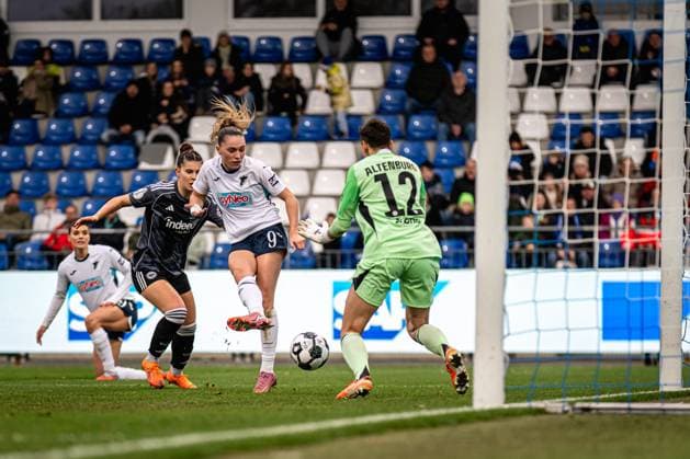 DFB Pokal Women TSG Hoffenheim Eintracht Frankfurt 16 11 2025 Jill Janssens 9 TSG Hoffenheim Women shoots on goal while Lina Altenburg 12 Eintracht Frankfurt defends the ball and Noemi Ivelj 4 Eintracht Frankfurt and Selina Cerci 29 TSG Hoffenheim Women defend DFB Pokal Women TSG Hoffenheim against Eintracht Frankfurt, at Dietmar Hopp Stadium in Hoffenheim Copyright: xBEAUTIFULxSPORTS Gelhardtx
