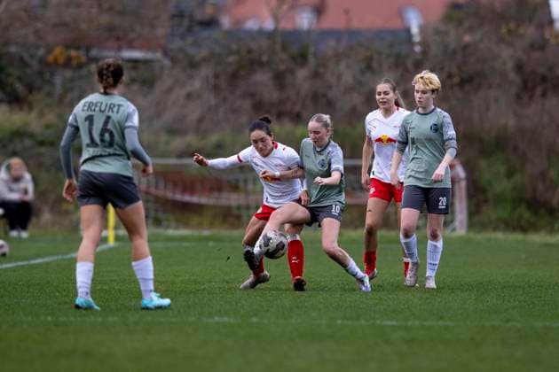 Regionalliga Nordost Frauen RB Leipzig II vs 1 FFV Erfurt Leipzig 16 11 2025 Ebony Madrid 26 RasenBallsport Leipzig II vs Maja Felicitas Bauerschmidt 10 1 FFV Erfurt Regionalliga Nordost Frauen RB Leipzig II vs 1 FFV Erfurt Sportanlage Gontardweg GF 1 16 11 2025 Copyright: xBEAUTIFULxSPORTS Duehringx