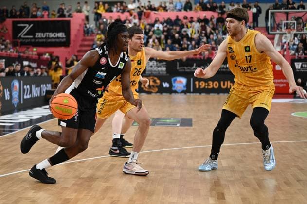 Osawe Paderborn Baskets, 00 is defended by Till Joenke Tigers Tuebingen, 26 and Lukas Milner Tigers Tuebingen, 17 GER, Tigers Tuebingen vs Gartenzaun24 Baskets Paderborn, Basketball, Men, Pro A, 2 Barmer Basketball Bundesliga, Season 2025 2026, 16 11 2025 GER, Tigers Tuebingen vs Gartenzaun24 Baskets Paderborn, Basketball, Men, Pro A, 2 Barmer Basketball Bundesliga, Season 2025 2026, 16 11 2025 Tuebingen Copyright: xEibner-Pressefoto NicolasxWoernx EP_NWN