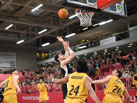Matej Silic Paderborn Baskets, 05 throws at the basket GER, Tigers Tuebingen vs Gartenzaun24 Baskets Paderborn, Basketball, Men, Pro A, 2 Barmer Basketball Bundesliga, Season 2025 2026, 16 11 2025 GER, Tigers Tuebingen vs Gartenzaun24 Baskets Paderborn, Basketball, Men, Pro A, 2 Barmer Basketball Bundesliga, Season 2025 2026, 16 11 2025 Tuebingen Copyright: xEibner-Pressefoto NicolasxWoernx EP_NWN