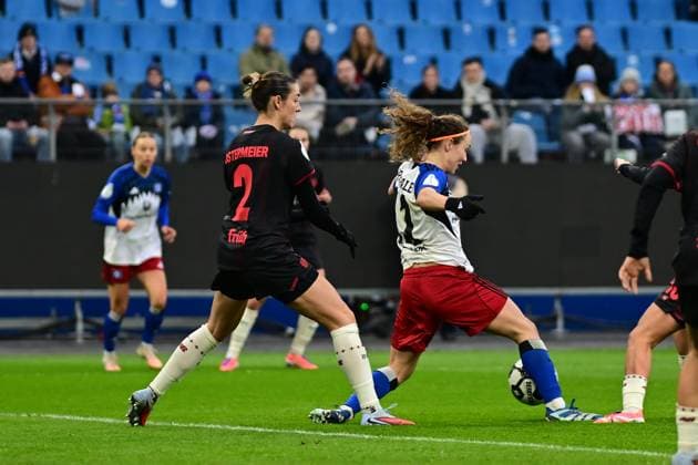 Soccer I Women I Season 2025 2026 I DFB Cup I Round of 16 I Hamburger SV Bayer 04 Leverkusen I 16 11 2025 Selina Ostermeier 2, Bayer 04 Leverkusen Melanie Brunnthaler 11, Hamburger SV Hamburg Volksparkstadion Hamburg Germany Copyright: xLobeca FelixxSchlikisx