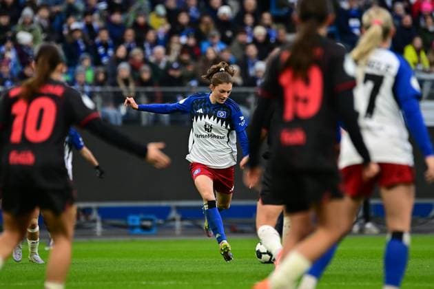 Soccer I Women I Season 2025 2026 I DFB Cup I Round of 16 I Hamburger SV Bayer 04 Leverkusen I 16 11 2025 Lotta Wrede 32, Hamburger SV schuss Hamburg Volksparkstadion Hamburg Germany Copyright: xLobeca FelixxSchlikisx