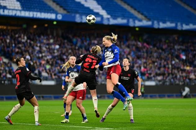 Soccer I Women I Season 2025 2026 I DFB Cup I Round of 16 I Hamburger SV Bayer 04 Leverkusen I 16 11 2025 Vanessa Fudalla 21, Bayer 04 Leverkusen Nina Räcke 39, Hamburger SV in header duel Hamburg Volksparkstadion Hamburg Germany Copyright: xLobeca FelixxSchlikisx