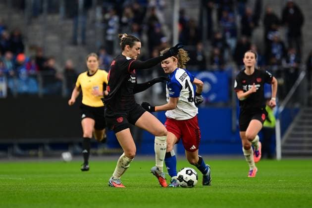Soccer I Women I Season 2025 2026 I DFB Cup I Round of 16 I Hamburger SV Bayer 04 Leverkusen I 16 11 2025 Selina Ostermeier 2, Bayer 04 Leverkusen Melanie Brunnthaler 11, Hamburger SV Hamburg Volksparkstadion Hamburg Germany Copyright: xLobeca FelixxSchlikisx