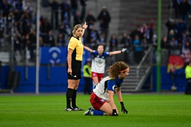 Soccer I Women I Season 2025 2026 I DFB Cup I Round of 16 I Hamburger SV Bayer 04 Leverkusen I 16 11 2025 Karoline Wacker Referee Melanie Brunnthaler 11, Hamburger SV at the ground Hamburg Volksparkstadion Hamburg Germany Copyright: xLobeca FelixxSchlikisx