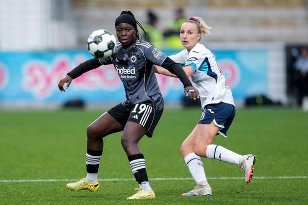 v li Etonam Nicole Anyomi SGE, 19 , Vanessa Diehm TSG, 6 , duel, duel, tackle, tackling, dynamics, action, action, 16 11 2025, Sinsheim Hoffenheim Germany , Football, DFB Pokal der Frauen, Achtelfinale, TSG 1899 Hoffenheim Eintracht Frankfurt, DFB DFL REGULATIONS PROHIBIT ANY USE OF PHOTOGRAPHS AS IMAGE SEQUENCES AND OR QUASI VIDEO xozx