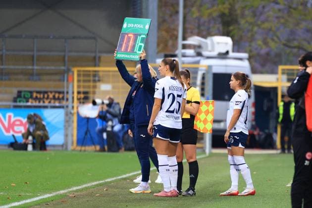 Melissa Kössler 25 TSG Hoffenheim Women is substituted, Dominika Grabowska 16 TSG Hoffenheim Women stands by while Melissa Kössler 25 TSG Hoffenheim Women waits on the bench DFB Pokal Women TSG Hoffenheim vs Eintracht Frankfurt, at Dietmar Hopp Stadion in Hoffenheim Substitution in DFB Pokal Women Copyright: xspeedshotx
