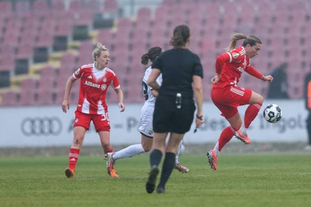 Vanessa Gilles FC Bayern Muenchen, 02 with ball with Carolin Simon FC Bayern Muenchen, 30 , GER, FC Ingolstadt 04 vs FC Bayern Muenchen, Soccer, DFB Pokal Women, Round of 16, Season 2025 2026, 16 11 2025, DFB REGULATES PROHIBIT ANY USE OF PHOTOGRAPHS AS IMAGE SEQUENCES AND OR QUASI VIDEO, GER, FC Ingolstadt 04 vs FC Bayern Muenchen, Football, DFB Cup Women, Round of 16, Season 2025 2026, 16 11 2025 Ingolstadt Copyright: xEibner-Pressefoto JennixMaulx EP_JML