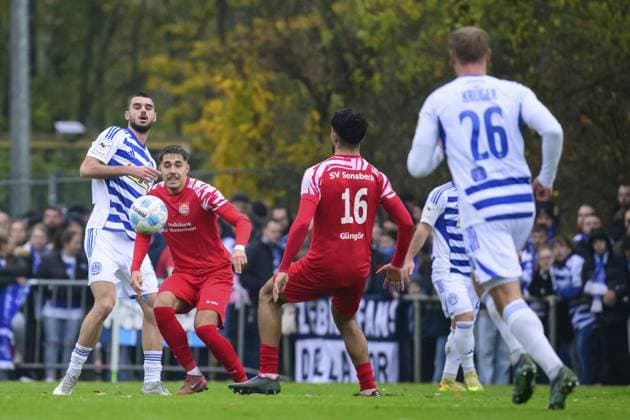Niederrheinpokal SV Sonsbeck MSV Duisburg FOR EDITORIAL PURPOSES ONLY p Soccer Niederrheinpokal SV Sonsbeck MSV Duisburg on 16 11 25 in the Willy Lemkens Sportpark in Sonsbeck Rasim Bulic Duisburg ,left Philipp Pokora,right Duisburg Copyright JakobxKlos Copyright: JakobxKlos doc83aebdqyg12140zah5ee ,EDITORIAL USE ONLY Copyright: JakobxKlos
