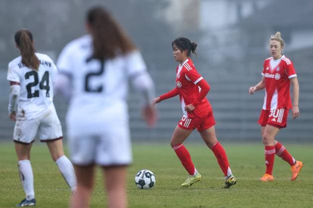 Momoko Tanikawa FC Bayern Muenchen, 18 with Carolin Simon FC Bayern Muenchen, 30 and Stefanie Reischmann FC Ingolstadt 04, 24 , GER, FC Ingolstadt 04 vs FC Bayern Muenchen, Football, DFB Pokal Women, Round of 16, Season 2025 2026, 16 11 2025, DFB REGULATES PROHIBIT ANY USE OF PHOTOGRAPHS AS IMAGE SEQUENCES AND OR QUASI VIDEO, GER, FC Ingolstadt 04 vs FC Bayern Muenchen, Football, DFB Cup Women, Round of 16, Season 2025 2026, 16 11 2025 Ingolstadt Copyright: xEibner-Pressefoto JennixMaulx EP_JML