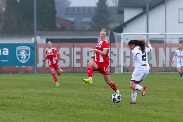 Mara Winter FC Ingolstadt 04, 02 with Alara Sehitler FC Bayern Muenchen, 14 , GER, FC Ingolstadt 04 vs FC Bayern Muenchen, Soccer, DFB Pokal Women, Round of 16, Season 2025 2026, 16 11 2025, DFB REGULATES PROHIBIT ANY USE OF PHOTOGRAPHS AS IMAGE SEQUENCES AND OR QUASI VIDEO, GER, FC Ingolstadt 04 vs FC Bayern Muenchen, Football, DFB Cup Women, Round of 16, Season 2025 2026, 16 11 2025 Ingolstadt Copyright: xEibner-Pressefoto JennixMaulx EP_JML
