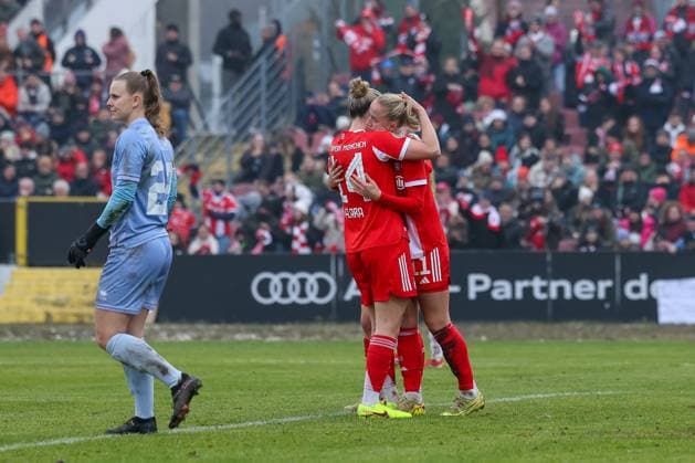Lea Schueller FC Bayern Muenchen, 11 , with Alara Sehitler FC Bayern Muenchen, 14 , Anna Lena Daum FC Ingolstadt 04, 22 , GER, FC Ingolstadt 04 vs FC Bayern Muenchen, Football, DFB Pokal Frauen, Achtelfinale, Season 2025 2026, 16 11 2025, DFB REGULATES PROHIBIT ANY USE OF PHOTOGRAPHS AS IMAGE SEQUENCES AND OR QUASI VIDEO, GER, FC Ingolstadt 04 vs FC Bayern Muenchen, Football, DFB Pokal Women, Round of 16, Season 2025 2026, 16 11 2025 Ingolstadt Copyright: xEibner-Pressefoto JennixMaulx EP_JML