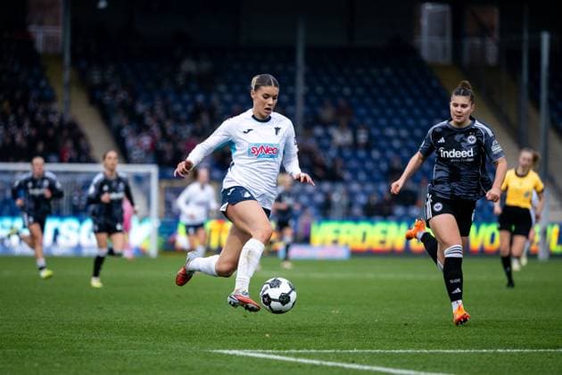 Selina Cerci TSG Hoffenheim, 29 on the ball, next to her Noemi Ivelj Eintracht Frankfurt, 04 , GER, TSG 1899 Hoffenheim vs Eintracht Frankfurt, Football Women DFB Pokal, Round of 16, Season 2025 2026, 16 11 2025 DFB regulations prohibit any use of photographs as image sequences and or quasi video GER, TSG 1899 Hoffenheim vs Eintracht Frankfurt, Football Women DFB Pokal, Round of 16, Season 2025 2026, 16 11 2025 Hoffenheim Copyright: xEibner-Pressefoto Memmlerx EP_MMR