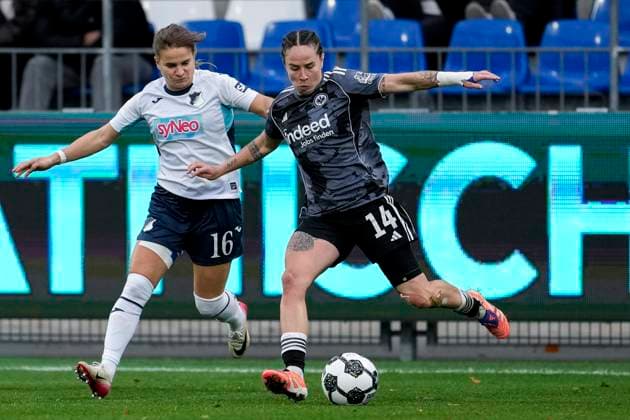 v li Dominika Grabowska TSG, 16 , Geraldine Reuteler SGE, 14 , duel, duel, tackle, tackling, dynamics, action, action, 16 11 2025, Sinsheim Hoffenheim Germany , Football, DFB Cup Women, Round of 16, TSG 1899 Hoffenheim Eintracht Frankfurt, DFB DFL REGULATIONS PROHIBIT ANY USE OF PHOTOGRAPHS AS IMAGE SEQUENCES AND OR QUASI VIDEO xozx
