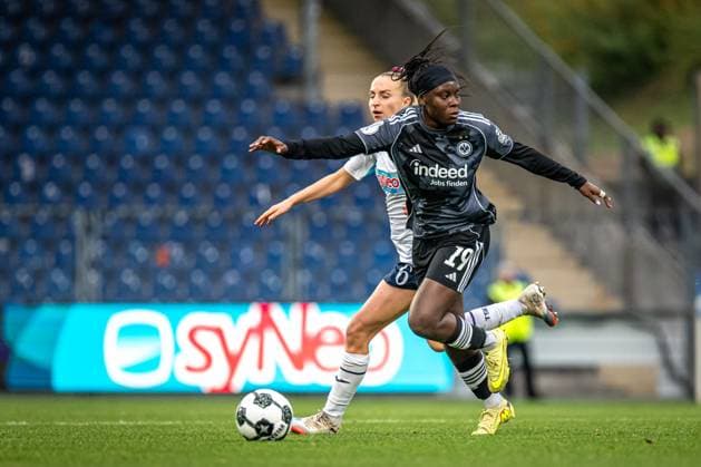 DFB Cup Women TSG Hoffenheim Eintracht Frankfurt 16 11 2025 Nicole Anyomi 19 Eintracht Frankfurt in a duel with Vanessa Diehm 6 TSG Hoffenheim Women for the ball DFB Cup Women TSG Hoffenheim against Eintracht Frankfurt, at Dietmar Hopp Stadium in Hoffenheim Copyright: xBEAUTIFULxSPORTS Gelhardtx