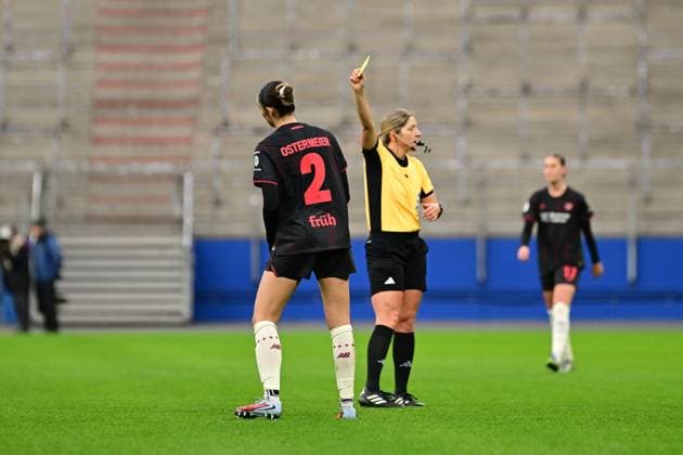 Soccer I Women I Season 2025 2026 I DFB Cup I Round of 16 I Hamburger SV Bayer 04 Leverkusen I 16 11 2025 Yellow card for Selina Ostermeier 2, Bayer 04 Leverkusen Hamburg Volksparkstadion Hamburg Germany Copyright: xLobeca FelixxSchlikisx
