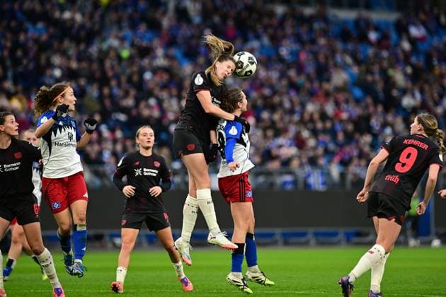 Soccer I Women I Season 2025 2026 I DFB Cup I Round of 16 I Hamburger SV Bayer 04 Leverkusen I 16 11 2025 Lilla Turanyi 24, Bayer 04 Leverkusen Pauline Annette Machtens 28, Hamburger SV Hamburg Volksparkstadion Hamburg Germany Copyright: xLobeca FelixxSchlikisx