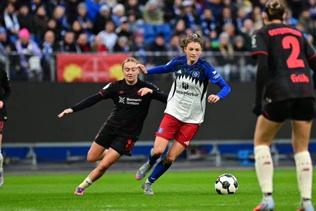 Soccer I Women I Season 2025 2026 I DFB Cup I Round of 16 I Hamburger SV Bayer 04 Leverkusen I 16 11 2025 Sofie Lena Zdebel 16, Bayer 04 Leverkusen Lotta Wrede 32, Hamburger SV Hamburg Volksparkstadion Hamburg Germany Copyright: xLobeca FelixxSchlikisx