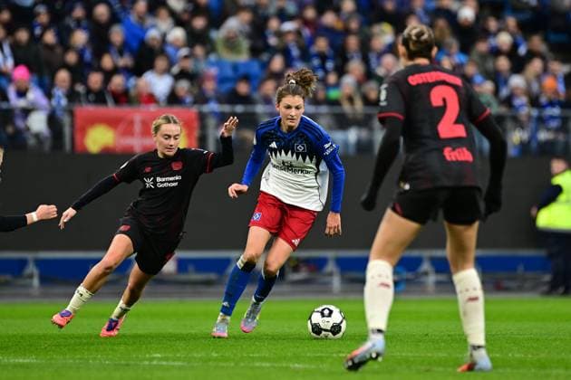 Soccer I Women I Season 2025 2026 I DFB Cup I Round of 16 I Hamburger SV Bayer 04 Leverkusen I 16 11 2025 Sofie Lena Zdebel 16, Bayer 04 Leverkusen Lotta Wrede 32, Hamburger SV Selina Ostermeier 2, Bayer 04 Leverkusen Hamburg Volksparkstadion Hamburg Germany Copyright: xLobeca FelixxSchlikisx