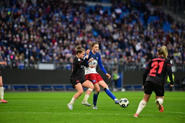 Soccer I Women I Season 2025 2026 I DFB Cup I Round of 16 I Hamburger SV Bayer 04 Leverkusen I 16 11 2025 Kristin Kögel 11, Bayer 04 Leverkusen v Lotta Wrede 32, Hamburger SV Hamburg Volksparkstadion Hamburg Germany Copyright: xLobeca FelixxSchlikisx