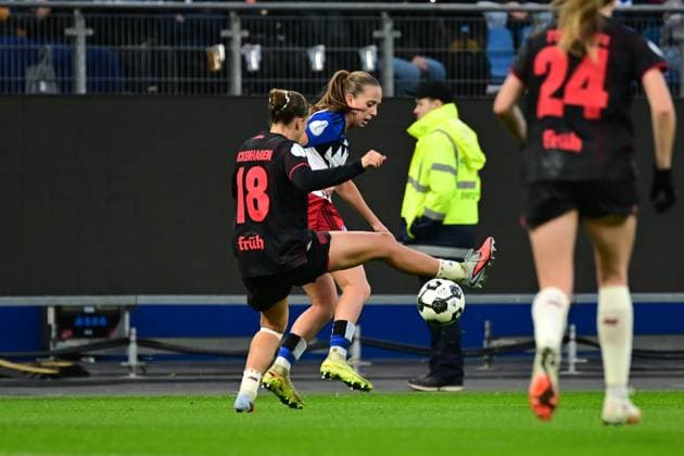 Soccer I Women I Season 2025 2026 I DFB Cup I Round of 16 I Hamburger SV Bayer 04 Leverkusen I 16 11 2025 Julia Mickenhagen 18, Bayer 04 Leverkusen Victoria Schulz 19, Hamburger SV Hamburg Volksparkstadion Hamburg Germany Copyright: xLobeca FelixxSchlikisx