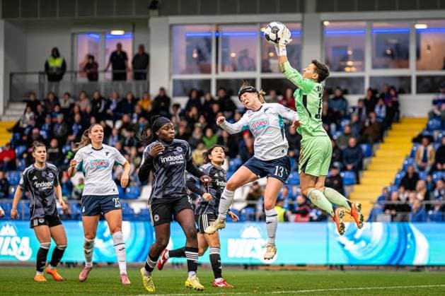 DFB Pokal Women TSG Hoffenheim Eintracht Frankfurt 16 11 2025 Lina Altenburg 12 Eintracht Frankfurt catches the ball in a jump while Melissa Kössler 25 TSG Hoffenheim Women , Nicole Anyomi 19 Eintracht Frankfurt , Remina Chiba 15 Eintracht Frankfurt , Noemi Ivelj 4 Eintracht Frankfurt and Wielle Douma 13 TSG Hoffenheim Women follow closely DFB Pokal Women TSG Hoffenheim vs Eintracht Frankfurt, at Dietmar Hopp Stadium in Hoffenheim Copyright: xBEAUTIFULxSPORTS Gelhardtx