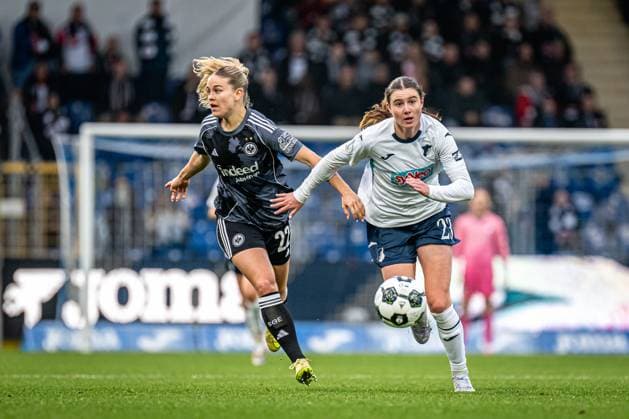 DFB Cup Women TSG Hoffenheim Eintracht Frankfurt 16 11 2025 Nadine Riesen 22 Eintracht Frankfurt in a duel with Chiara Hahn 23 TSG Hoffenheim Women around the ball DFB Cup Women TSG Hoffenheim against Eintracht Frankfurt, at the Dietmar Hopp Stadium in Hoffenheim Copyright: xBEAUTIFULxSPORTS Gelhardtx