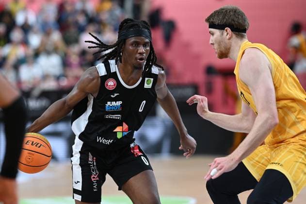 Osawe Paderborn Baskets, 00 vs Lukas Milner Tigers Tuebingen, 17 GER, Tigers Tuebingen vs Gartenzaun24 Baskets Paderborn, Basketball, Men, Pro A, 2 Barmer Basketball Bundesliga, Season 2025 2026, 16 11 2025 GER, Tigers Tuebingen vs Gartenzaun24 Baskets Paderborn, Basketball, Men, Pro A, 2 Barmer Basketball Bundesliga, Season 2025 2026, 16 11 2025 Tuebingen Copyright: xEibner-Pressefoto NicolasxWoernx EP_NWN