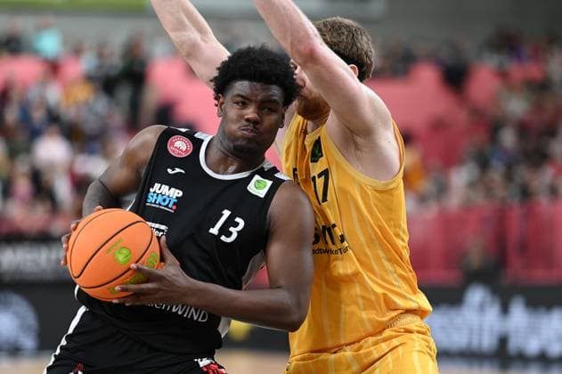 Jalen Johnson Paderborn Baskets, 13 is blocked by Lukas Milner Tigers Tuebingen, 17 GER, Tigers Tuebingen vs Gartenzaun24 Baskets Paderborn, Basketball, Men, Pro A, 2 Barmer Basketball Bundesliga, Season 2025 2026, 16 11 2025 GER, Tigers Tuebingen vs Gartenzaun24 Baskets Paderborn, Basketball, Men, Pro A, 2 Barmer Basketball Bundesliga, Season 2025 2026, 16 11 2025 Tuebingen Copyright: xEibner-Pressefoto NicolasxWoernx EP_NWN