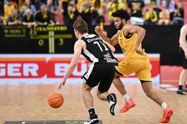 Silas Oriane Tigers Tuebingen, 07 defends the ball against Jonathan Klussmann Paderborn Baskets, 71 GER, Tigers Tuebingen vs Gartenzaun24 Baskets Paderborn, Basketball, Men, Pro A, 2 Barmer Basketball Bundesliga, Season 2025 2026, 16 11 2025 GER, Tigers Tuebingen vs Gartenzaun24 Baskets Paderborn, Basketball, Men, Pro A, 2 Barmer Basketball Bundesliga, Season 2025 2026, 16 11 2025 Tuebingen Copyright: xEibner-Pressefoto NicolasxWoernx EP_NWN
