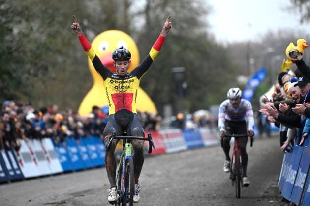 X2O Badkamers Trofee 2025-2026 Hamme HAMME, BELGIUM - NOVEMBER 16 : Nys Thibau of Baloise Glowi Lions wins, second place for Mason Cameron of Seven Racing during the 3rd leg of the Flandriencross X2O Badkamers Trofee 2025-2026 a cyclocross race for Men Elite on November 16, 2025 in Hamme, Belgium, 16 11 2025 ( Hamme Belgium  Copyright: xPeterxDexVoechtx