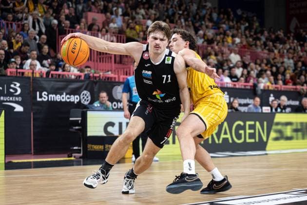 Tigers Tuebingen Paderborn Baskets, Men, 2 Bundesliga, Barmer 2 Basketball Bundesliga, pro A, 9 Spieltag, Spielzeit 2025 2026, 16 11 2025 Jonathan Klussmann Paderborn Baskets, 71 against Kaya Bayram Tigers Tuebingen, 05 on the way to the basket