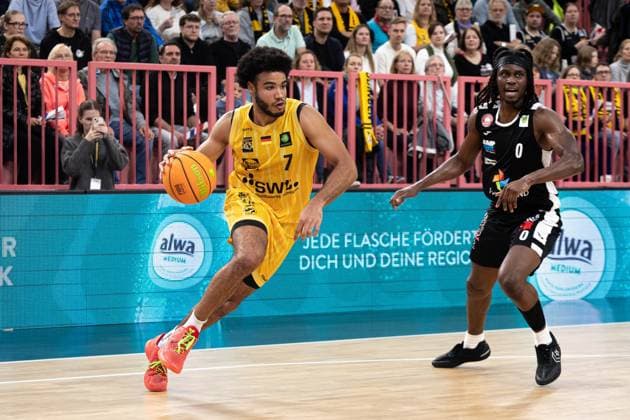 Tigers Tuebingen Paderborn Baskets, Herren, 2 Bundesliga, Barmer 2 Basketball Bundesliga, pro A, 9 Spieltag, Spielzeit 2025 2026, 16 11 2025 Silas Oriane Tigers Tuebingen, 07 mit dem Ball beim Drive