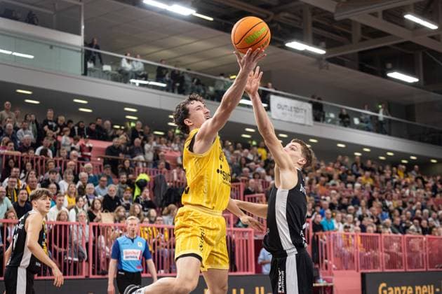 Tigers Tuebingen Paderborn Baskets, Herren, 2 Bundesliga, Barmer 2 Basketball Bundesliga, pro A, 9 Spieltag, Spielzeit 2025 2026, 16 11 2025 Kaya Bayram Tigers Tuebingen, 05 beim Korbabschluss