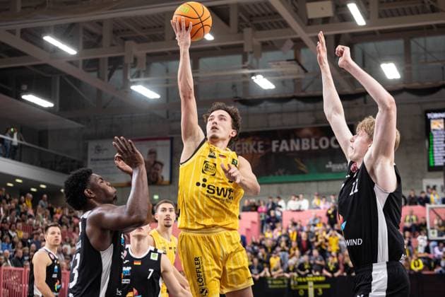 Tigers Tuebingen Paderborn Baskets, Herren, 2 Bundesliga, Barmer 2 Basketball Bundesliga, pro A, 9 Spieltag, Spielzeit 2025 2026, 16 11 2025 Kaya Bayram Tigers Tuebingen, 05 beim Korbabschluss