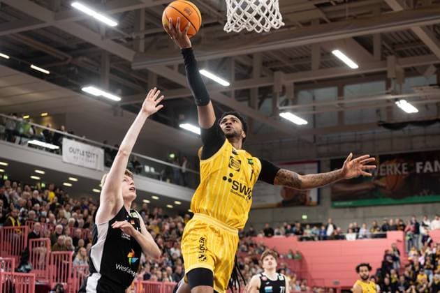 Tigers Tuebingen Paderborn Baskets, Herren, 2 Bundesliga, Barmer 2 Basketball Bundesliga, pro A, 9 Spieltag, Spielzeit 2025 2026, 16 11 2025 Bernard Pelote Tigers Tuebingen, 01 beim Korbabschluss