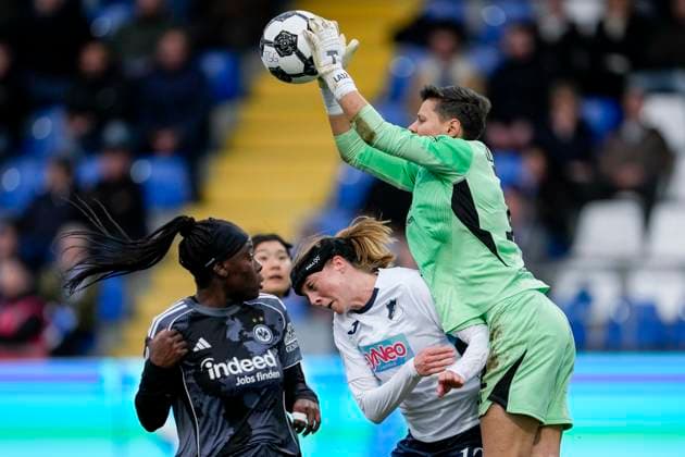 v li Etonam Nicole Anyomi SGE, 19 , Wielle Douma Wianda Ellen Geertruida Douma, TSG, 13 , Lina Altenburg Goalkeeper, goalkeeper, SGE, 12 , duel, duel scene, duel, tackle, tackling, dynamics, action, action, in the penalty area, Penalty area scene, 16 11 2025, Sinsheim Hoffenheim Germany , Football, DFB Cup Women, Round of 16, TSG 1899 Hoffenheim Eintracht Frankfurt, DFB DFL REGULATIONS PROHIBIT ANY USE OF PHOTOGRAPHS AS IMAGE SEQUENCES AND OR QUASI VIDEO xozx