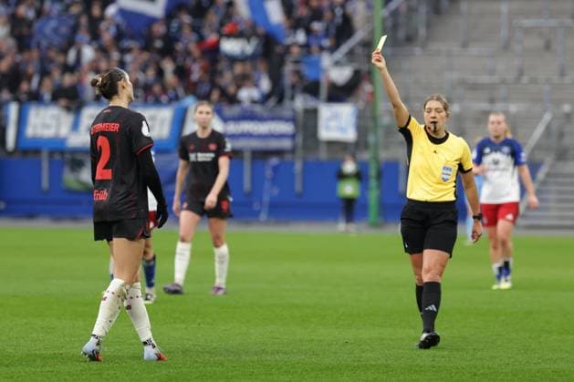 GER, xFSx ,Hamburg, HSV , 2 Runde DFB Pokal der Frauen Fussball, DFL, Hamburger SV , Bayer 04 Leverkusen , am Hamburger Volksparkstadion , 16 11 2025 , v l Selina Ostermeier Bayer 04 Leverkusen ,2 bekommt die gelbe Karte DFL regulations prohibit any use of photographs as image sequences and or quasi video Copyright: HMBxMedia FernandoxSoares