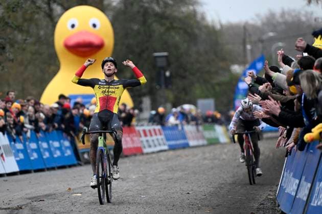 X2O Badkamers Trofee 2025-2026 Hamme HAMME, BELGIUM - NOVEMBER 16 : Nys Thibau of Baloise Glowi Lions wins, second place for Mason Cameron of Seven Racing during the 3rd leg of the Flandriencross X2O Badkamers Trofee 2025-2026 a cyclocross race for Men Elite on November 16, 2025 in Hamme, Belgium, 16 11 2025 ( Hamme Belgium  Copyright: xPeterxDexVoechtx