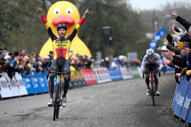 X2O Badkamers Trofee 2025-2026 Hamme HAMME, BELGIUM - NOVEMBER 16 : Nys Thibau of Baloise Glowi Lions wins, second place for Mason Cameron of Seven Racing during the 3rd leg of the Flandriencross X2O Badkamers Trofee 2025-2026 a cyclocross race for Men Elite on November 16, 2025 in Hamme, Belgium, 16 11 2025 ( Hamme Belgium  Copyright: xPeterxDexVoechtx