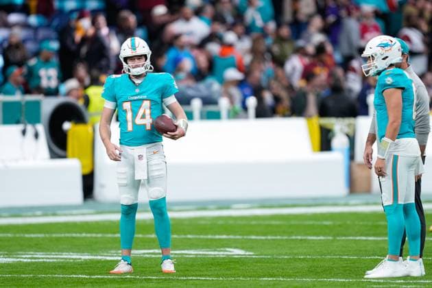 November 16, 2025, Madrid, Madrid, Spain: Quinn Ewers of the Miami Dolphins warms up during the National Football League NFL, American Football Herren, USA 2025 Madrid Game, match played between Miami Dolphins and Washington Commanders at Santiago Bernabeu stadium on November 16, 2025, in Madrid, Spain. Madrid Spain - ZUMAa181 20251116_zaa_a181_016 Copyright: xOscarxJ.xBarrosox