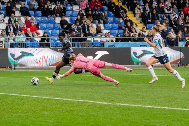 Game scene, offensive action for the goal to 3 6 by Nicole Anyomi Eintracht Frankfurt, 19 , GER, TSG 1899 Hoffenheim vs Eintracht Frankfurt, Football, DFB Cup Women, Round of 16, Season 2025 2026, 16 11 2025, DFB REGULATES PROHIBIT ANY USE OF PHOTOGRAPHS AS IMAGE SEQUENCES AND OR QUASI VIDEO, GER, TSG 1899 Hoffenheim vs Eintracht Frankfurt, Football, Womens DFB Cup, Round of 16, Season 2025 2026, 16 11 2025 Sinsheim Hoffenheim Copyright: xEibner-Pressefoto Jan-NiclasxGrox EP_JGG