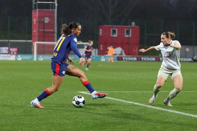 DFB Pokal Frauen RB Leipzig SV Werder Bremen 16 11 2025 Lisa Baum 11, RB Leipzig prepares the goal for 1 0 Football, DFB Pokal Frauen, Saison 2025 2026, Achtelfinale RB Leipzig vs SV Werder Bremen am 16 11 2025, Trainingszentrum Cottaweg, Leipzig DFB REGULATIONS PROHIBIT ANY USE OF PHOTOGRAPHS AS IMAGE SEQUENCES AND OR QUASI VIDEO Copyright: xBEAUTIFULxSPORTS JanxKaeferx