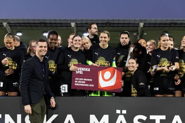 251116 The check from Svenska Spel is handed out to Häcken after the football match in Damallsvenskan between Häcken and Pitea on November 16, 2025 in Gothenburg  Copyright: MICHAELxERICHSEN BB251116MI018