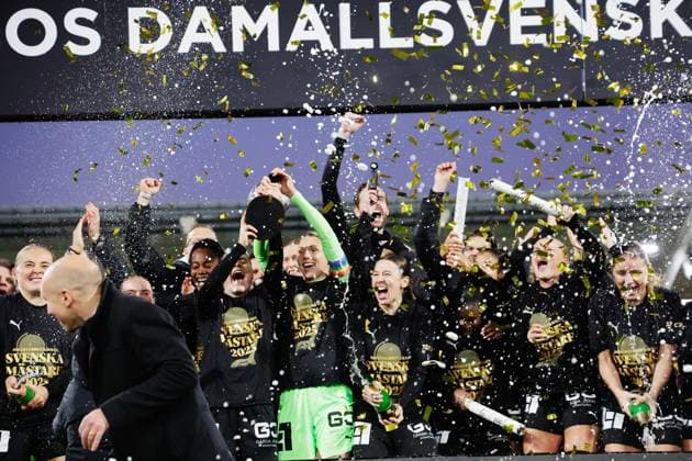 GOTHENBURG, SWEDEN 20251116 Häcken celebrates being Swedish champions after Sunday s women s Swedish football match between BK Häcken FF and Pitea IF DFF at Bravida Arena GÖTEBORG SWEDEN x9200x  Copyright: xAdamxIhse TTx WOMEN S SWEDISH HÄCKEN-PITEA
