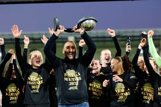 GOTHENBURG, SWEDEN 20251116 Häcken s Felicia Schröder and Monica Jusu Bah lift the Crown Princess Victoria s trophy as Häcken celebrates being Swedish champions after Sunday s women s Swedish football match between BK Häcken FF and Pitea IF DFF at Bravida Arena GÖTEBORG SWEDEN x9200x  Copyright: xAdamxIhse TTx WOMEN S SWEDISH HÄCKEN-PITEA