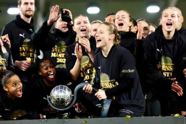 GOTHENBURG, SWEDEN 20251116 Häcken s Anna Anvegard lifts the Crown Princess Victoria s trophy as Häcken celebrates being Swedish champions after Sunday s women s football match between BK Häcken FF and Pitea IF DFF at Bravida Arena GÖTEBORG SWEDEN x9200x  Copyright: xAdamxIhse TTx WOMEN S SWEDISH HÄCKEN-PITEA