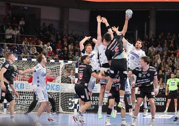 16 11 2025 Handball 1 Bundesliga DAIKIN HBL Season 2025 2026 12 Matchday HC Erlangen Metropolregion Nuremberg HCE TBV Lemgo Lippe DaMa xdaxmax Milos Kos 5, HC Erlangen HCE with shot on goal